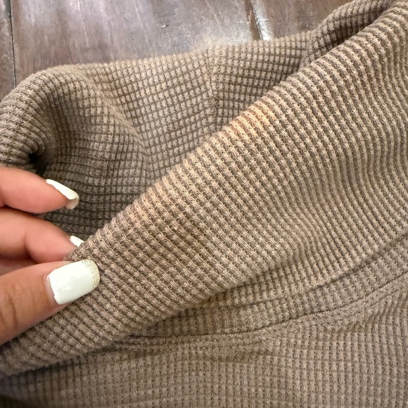 Aritzia The Group by Babaton Thermal Cowl Neck Long Sleeve Taupe size XXS - Picture 5 of 14